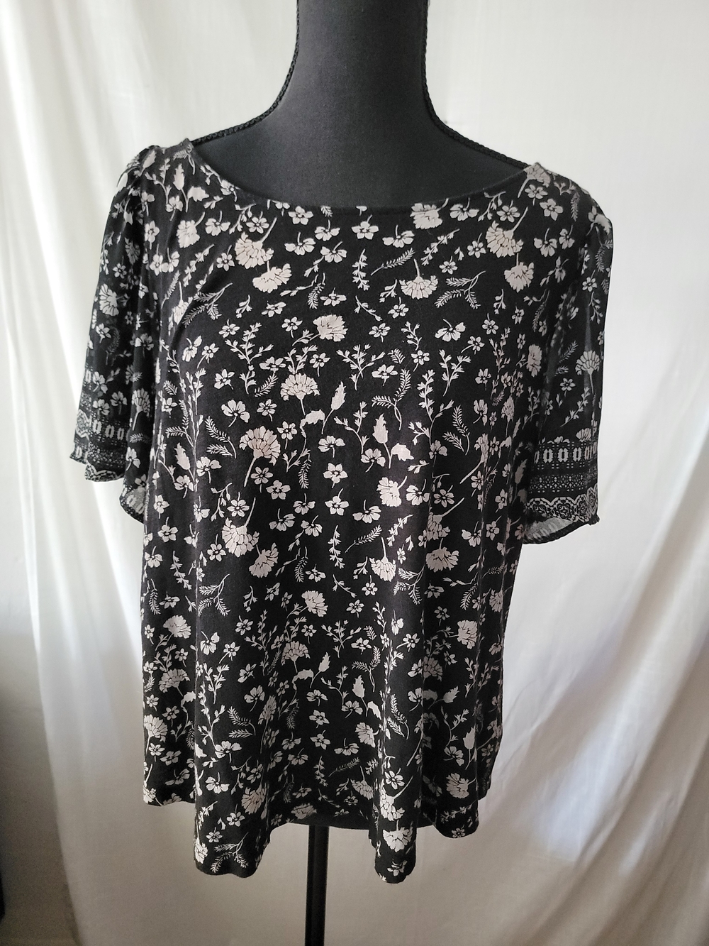 Lucky Brand Black Floral Scoop-Neck Short Sleeve Top